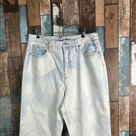 Universal Thread Light Blue bleached Jeans - Picture 2 of 14